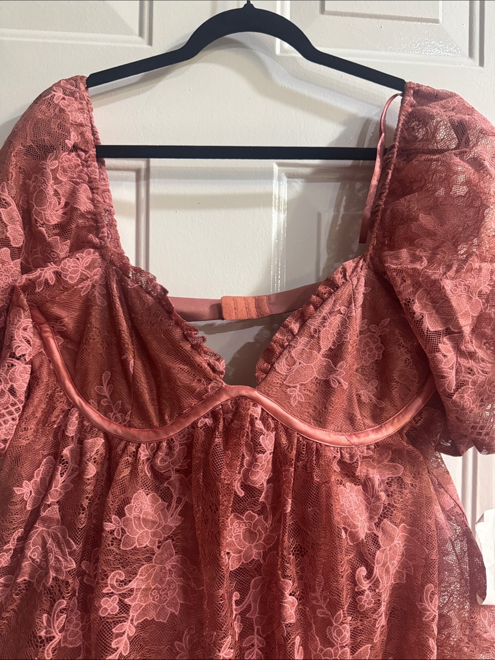 Romantic Lace Puff-Sleeve Blouse in Dusty Rose - Picture 5 of 9
